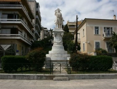 Ασέβεια! Ζωγράφισαν το άγαλμα του Αθανάσιου Διάκου! (φωτο)